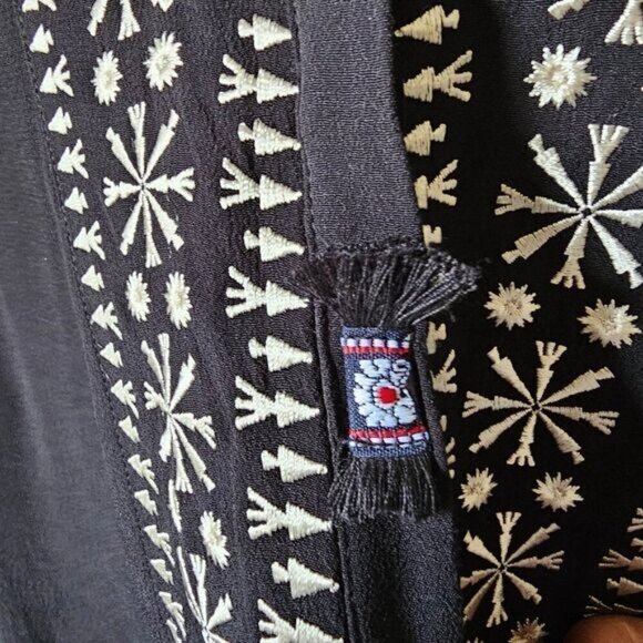 EUC LIKE NEW JOHN MARK BLACK WHITE EMBROIDERED CLASSY FRINGED TOP SIZE M - Picture 13 of 16